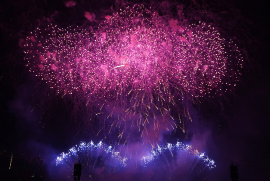 한화는 4일(한국시간) 제 35회 캐나다 몬트리올 국제불꽃축제에 대한민국 대표로 참가해 우수한 불꽃 기술력을 전세계에 선보였다. <한화 제공>